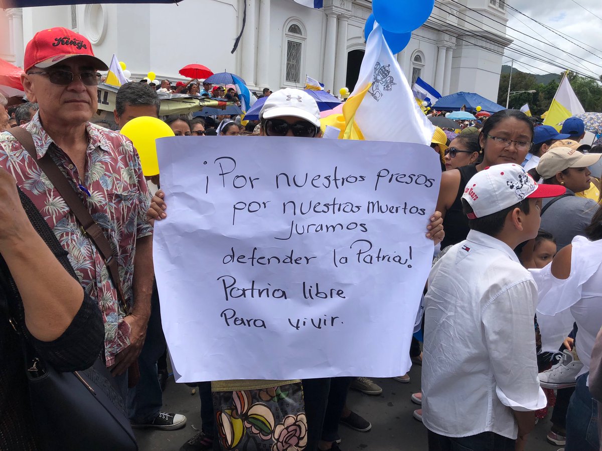 Durante la peregrinación en Matagalpa se vieron pancartas por los presos políticos. Foto/CMaldonado