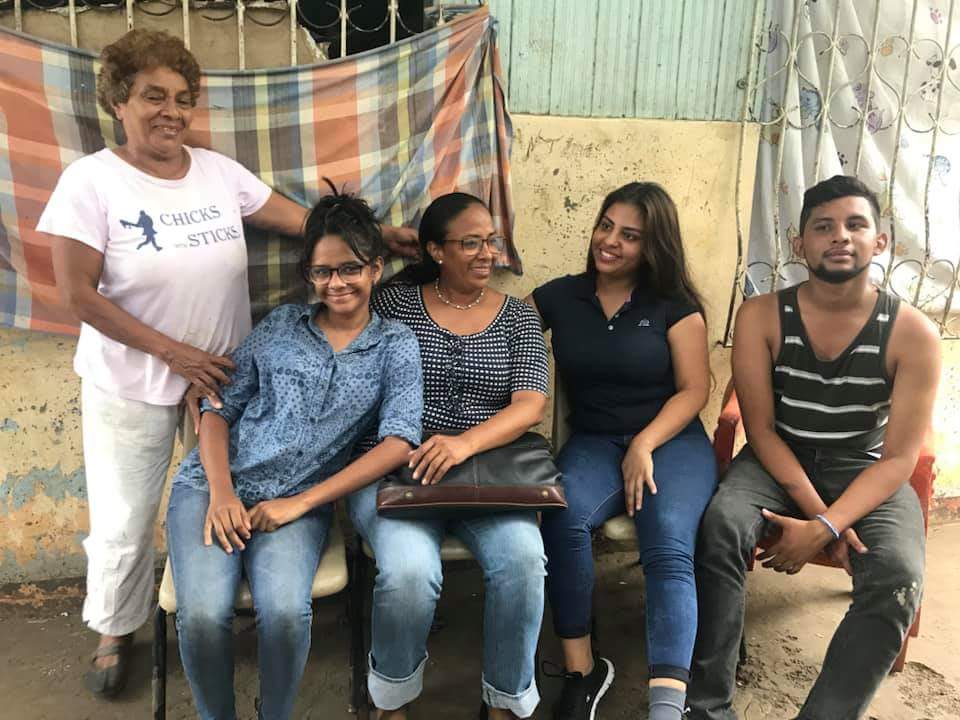 Líder estudiantil Elsa Valle ya en compañía de su familia. Foto: 100% Noticias