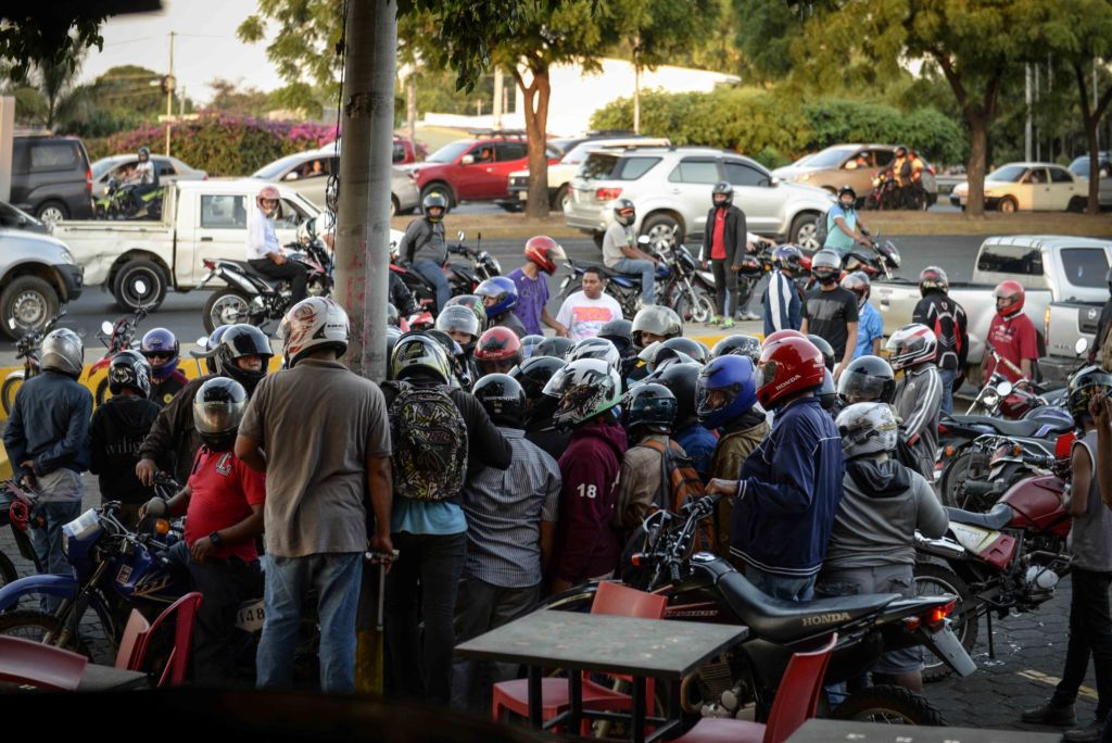 Motorizados orteguistas amenazan a una familia por chimbombas azul y blanco. Foto/LaPrensa