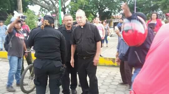 Comisionado Ramón Avellán golpea al sacerdote Edwin Román, en Masaya