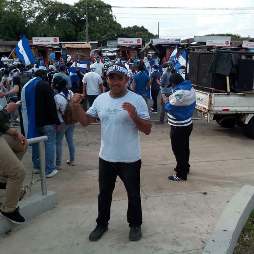 Policía calla sobre Javier Espinoza, el sonidista de las marchas azul y blanco