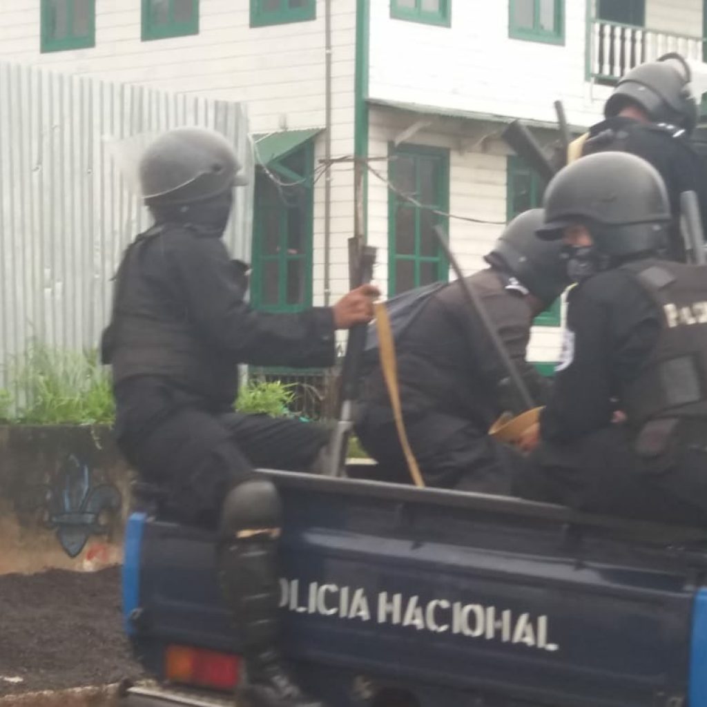 Asedio policial en Bluefields contra autoconvocados azul y blanco