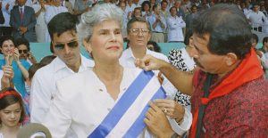 La expresidenta Violeta Barrios de Chamorro derrocó por primera vez en las urnas a Daniel Ortega.