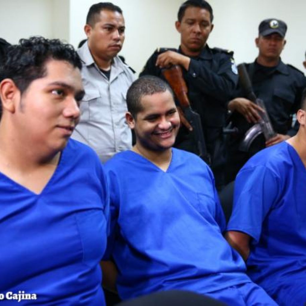 Policía golpeó a preso político porque sonrió ante las cámaras