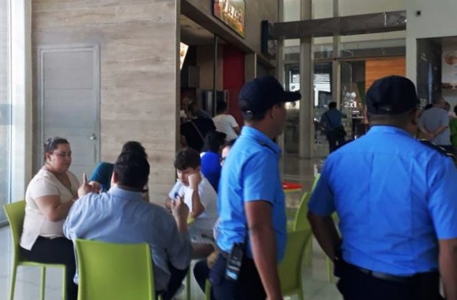 Galerías Santo Domingo denuncia que presencia policial en sus instalaciones fue sin consentimiento. Foto: L. Álvarez