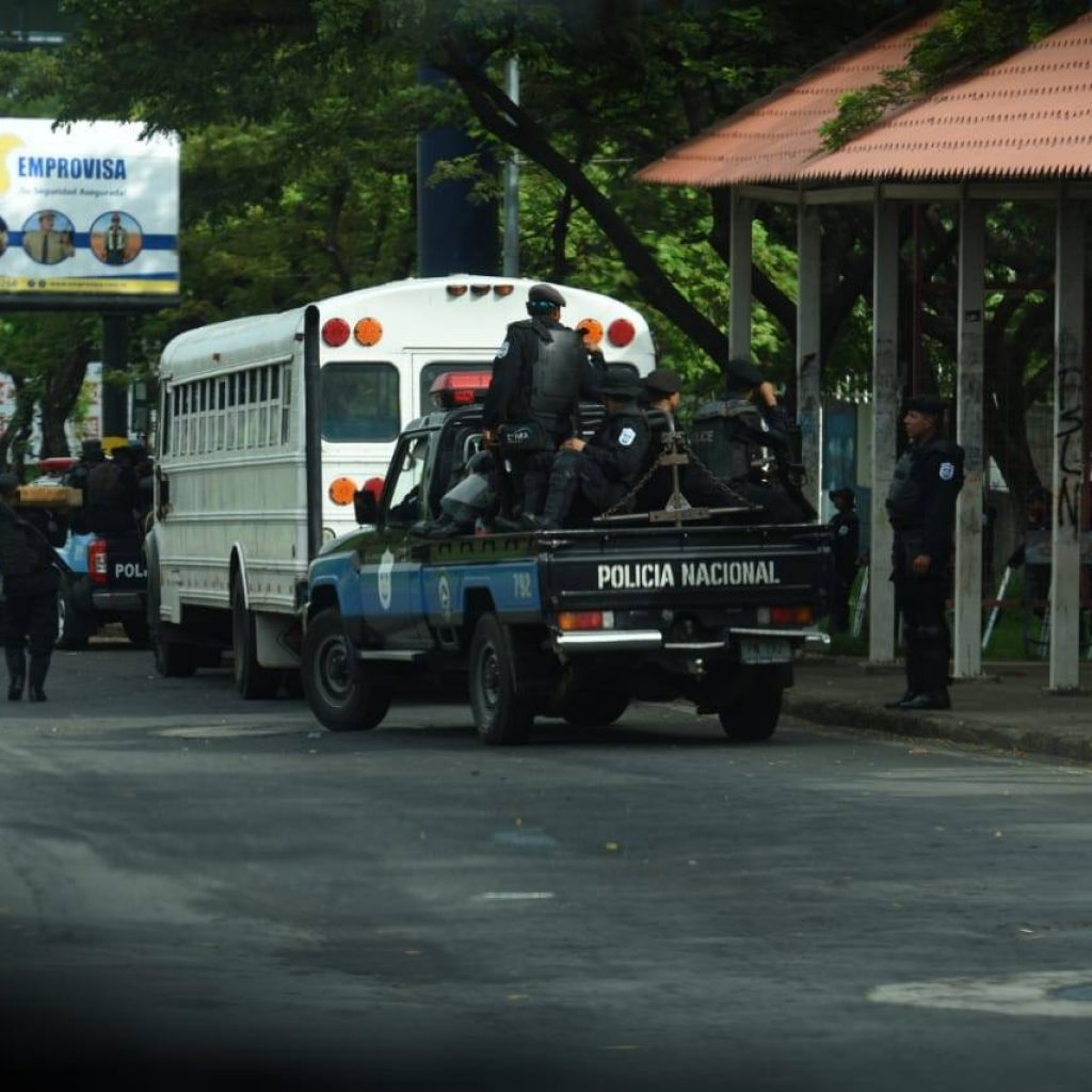 Autoconvocados protestan en Catedral de Managua a pesar del asedio de la policía del régimen