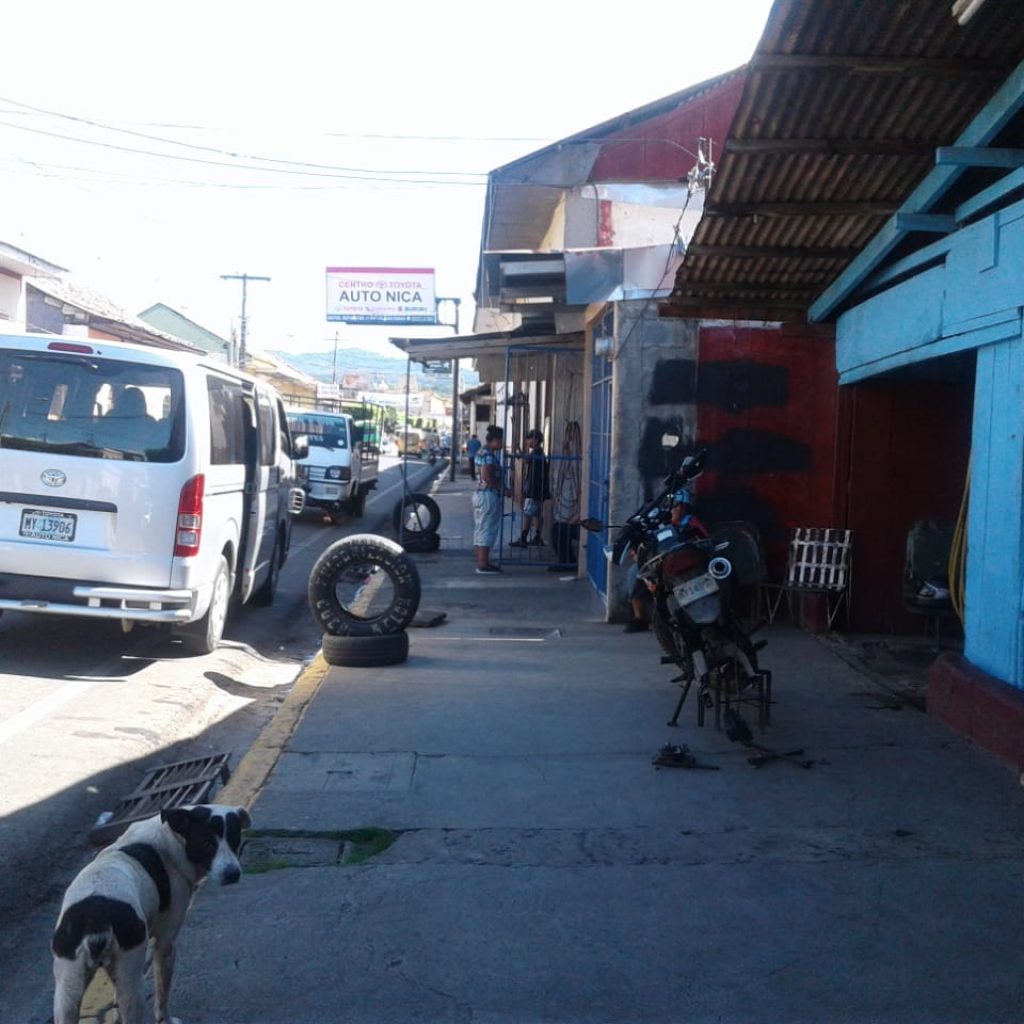 Policía de Masaya en operativo contra llantas usadas en vulcanizadoras
