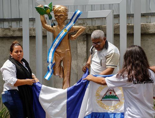 El Colegio Loyola develó un monumento a la memoria de Alvarito Conrado, asesinado por la dictadura de Ortega el 20 de abril de 2018. Foto: QHubo
