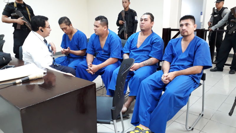 Fiscalía pide 23 años de prisión para el antimotín que se negó a reprimir. Julio César Espinoza Gallegos es el de azul ubicado al fondo a la izquierda. Foto: Periódico Hoy