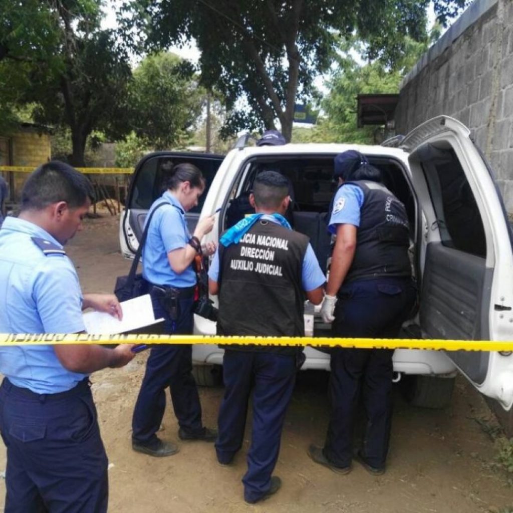Carro Yaris que asedia a 100% Noticias usa placas de camioneta narco