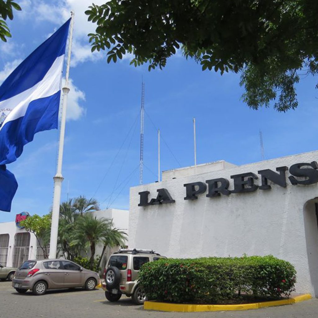 Policía orteguista asedia al diario La Prensa
