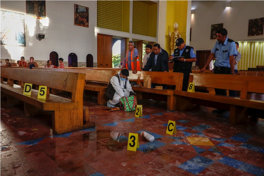 Peritos de la Dirección de Auxilio Judicial recogen evidencias del ataque con ácido contra el sacerdote Mario Guevara. Foto: END