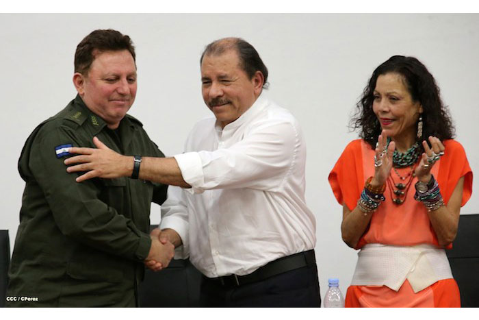 Daniel Ortega junto al jefe del Ejército de Nicaragua, Julio César Avilés. Foto: Radio Ya.