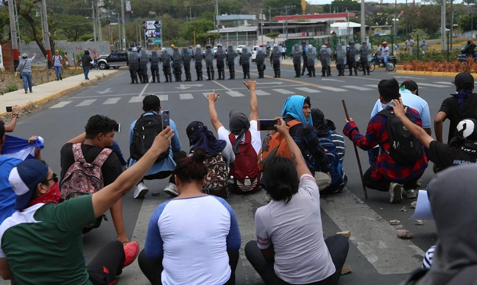 Estudiantes protestando por reformas a la seguridad social, abril 2018. Foto: El Nuevo Diario.