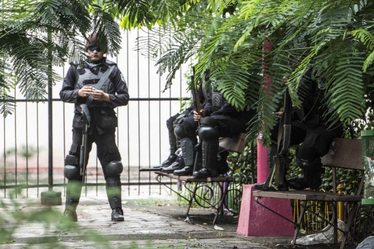 Policía orteguista en acciones represivas en Masaya. Foto: M. Esquivel / La Prensa Archivo.