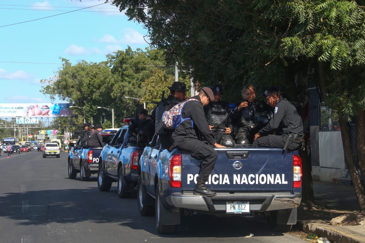 Tres patrullas de la Policía Orteguista, de las siete, que se movilizaron rápidamente frente a una protesta exprés de cinco jóvenes que salieron a la carretera norte con banderas azul y blanco a exigir libertad para los presos políticos. Foto: Cortesía