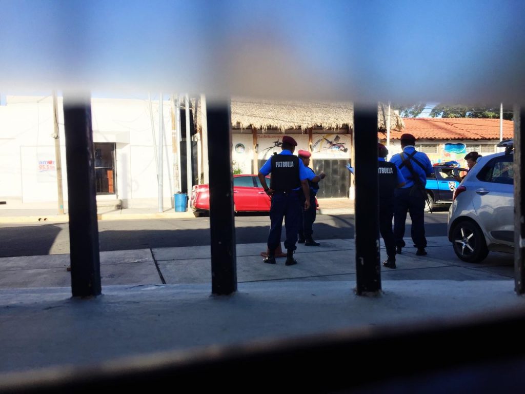 Policía orteguista rodea Canal 12 y acosa a sus trabajadores