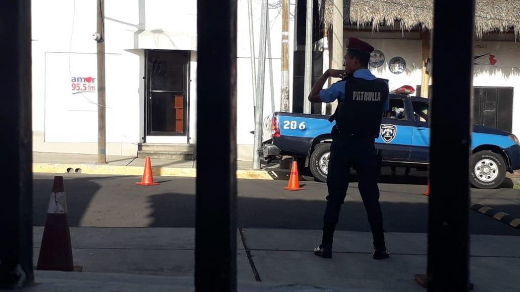 Continúa asedio de la Policía orteguista en Canal 12. Foto: Cortesía/Wilmer Benavides