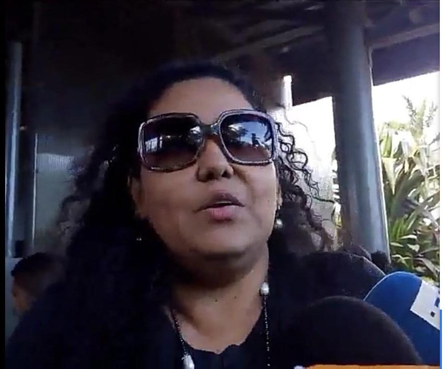 Verónica Chavez esposa de Miguel Mora, en las afueras de los Juzgados de Managua.