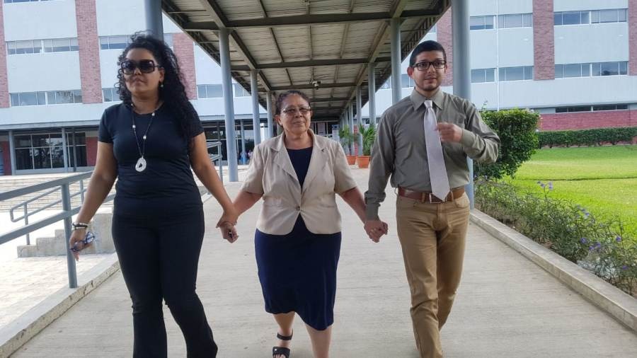 Familiares de Miguel y Lucía al salir de los Juzgados de Managua. Foto: El Nuevo Diario.