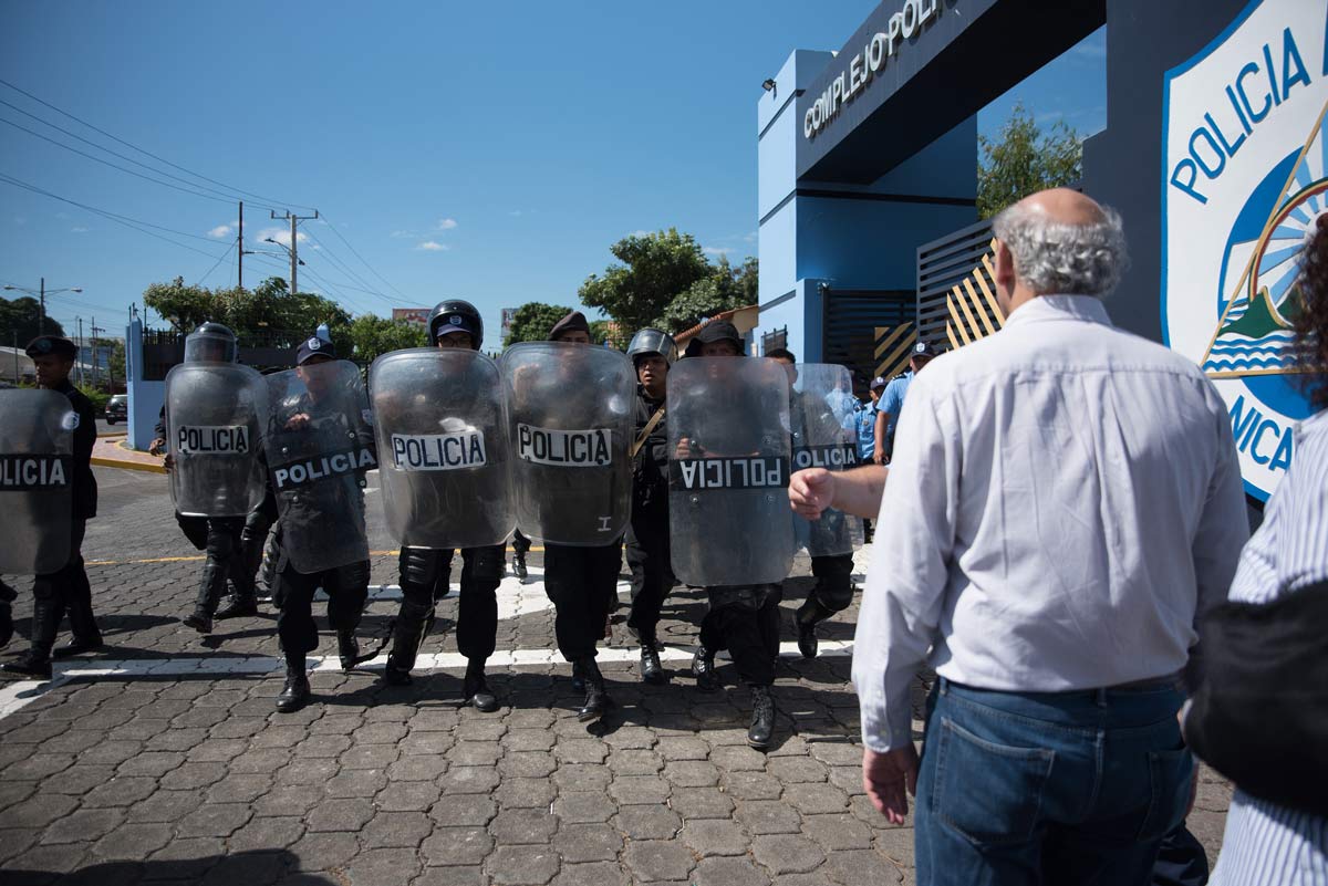 Carlos F. Chamorro y su equipo son agredidos por la guardia orteguista. Foto/Confidencial