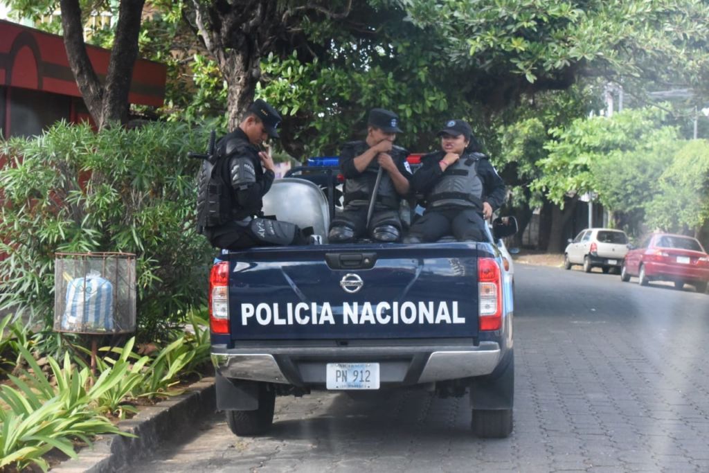 La Policía orteguista rodeó las instalaciones del Centro Cultural Pablo Antonio Cuadra. Foto tomada de La Prensa