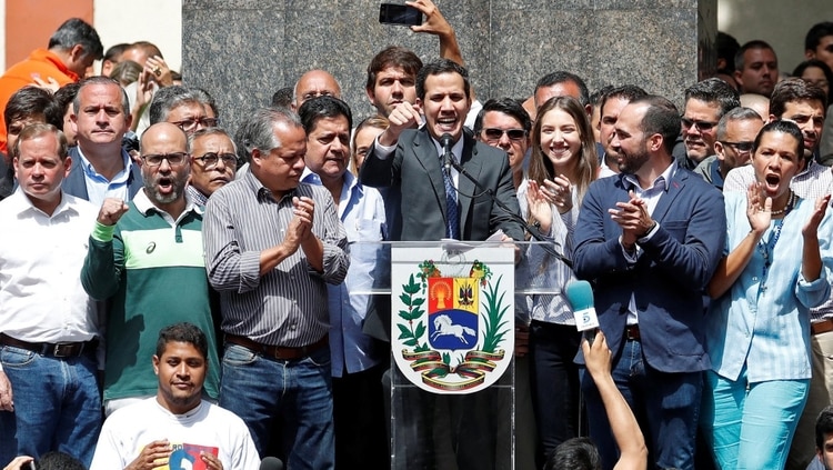 Juan Guaidó: «Soldados de la patria, pónganse del lado del pueblo». Foto/Reuters