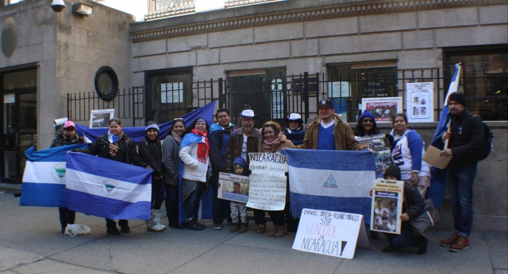 Nicaragüenses en Nueva York protestaron frente al Consulado mexicano