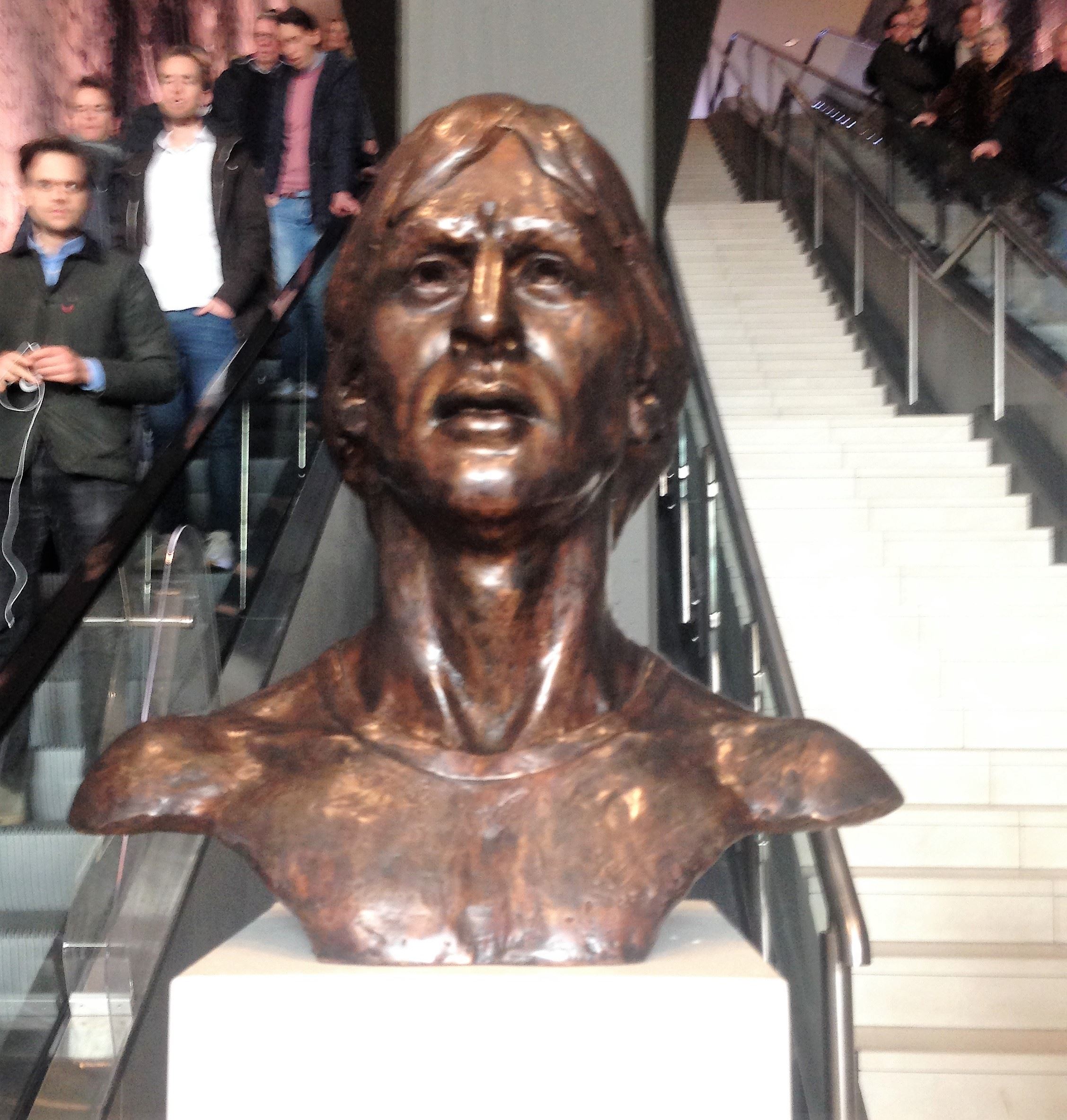 Busto de Johan Cruyff en el estadio que lleva su nombre. Foto/LPicado
