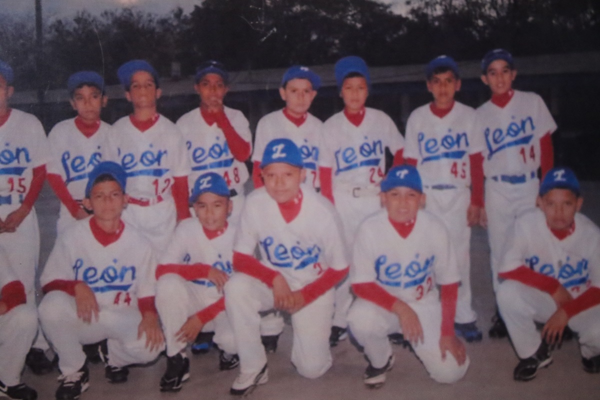 Sandor Dolmus junto a compañeros del equipo de beisbol del colegio. FOTO REPRODUCCIÓN ROBERTO FLETES