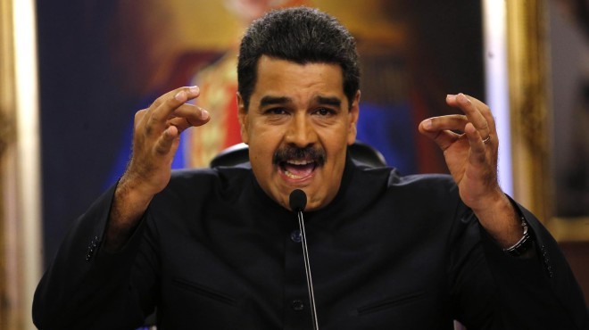 Maduro cierra las fronteras mientras se registran los primeros enfrentamientos