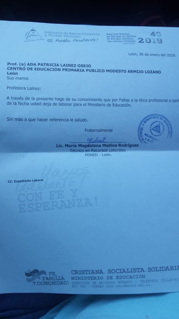 Carta de despido entregada por el Ministerio de Educación a la profesora Aida Laínez, en la que aducen "faltas a la ética profesional".