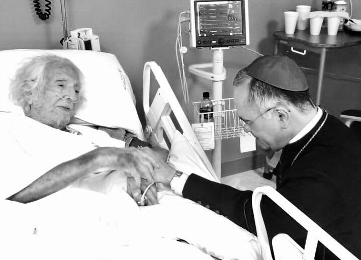 Monseñor Silvio Báez visita al padre Ernesto Cardenal en el hospital. Foto: Cortesía