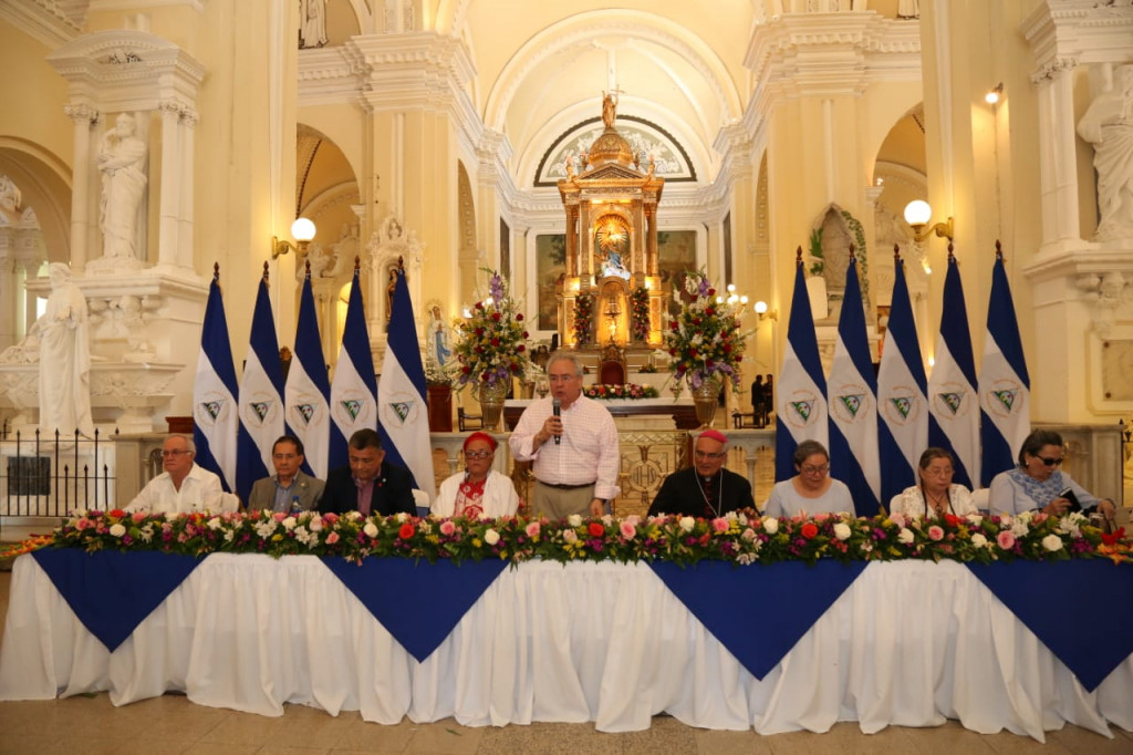 Obispo Bosco Vivas desata polémica al recibir con honores a diputados orteguistas en Catedral de León