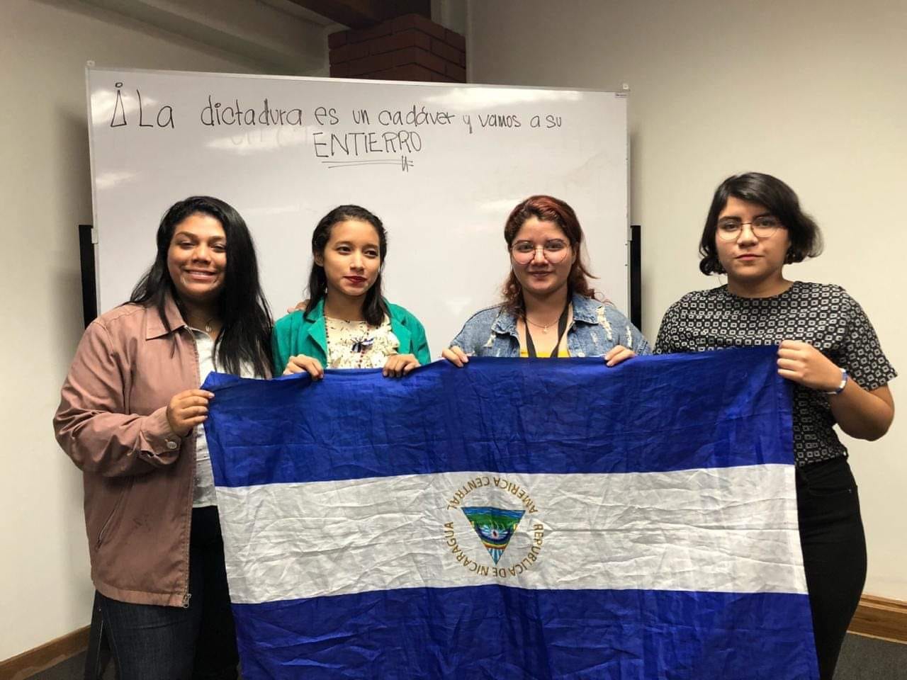 Justicina del Carmen Orozco (segunda de izquierda a derecha con camisa verde) junto a otras universitarias miembros de la Alianza Cívica por la Justicia y la Democracia. Foto: Tomada de Facebook.
