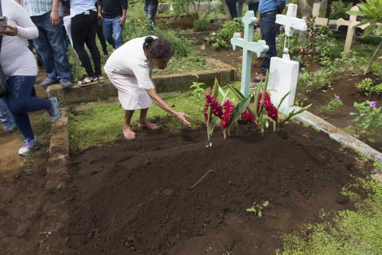 Familiares de Marcelo Mayorga, asesinado en Masaya por la Policía orteguista, llevan flores a su tumba. Foto: La Prensa.