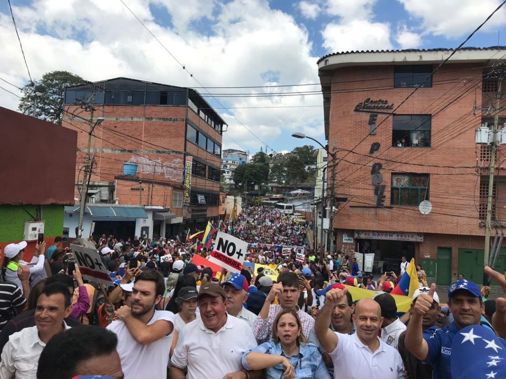 Venezolanos inician a organizarse de la mano de Guaidó para que entre la ayuda humanitaria