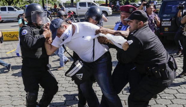 Represión policial. Foto: La Prensa.