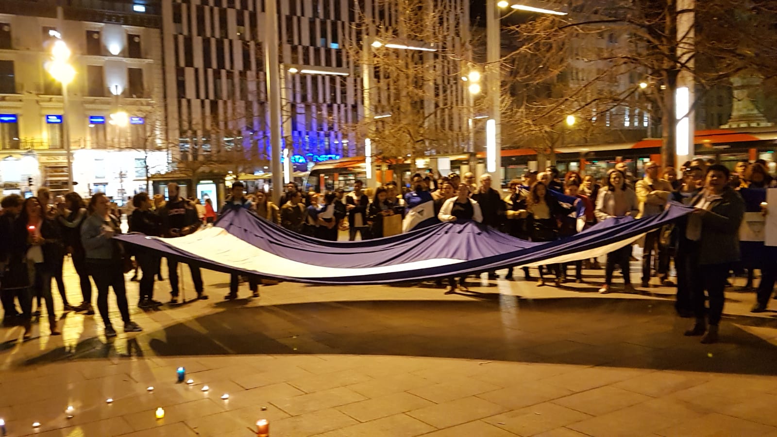 Comunidad de nicaragüenses en Zaragoza, España, durante la vigilia realizada este sábado exigiendo se liberen a los presos políticos. Foto: Cortesía