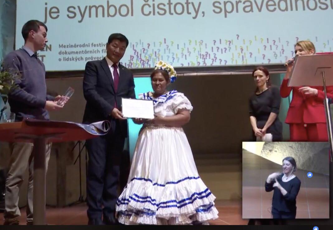 Francisca Ramírez recibe premio Homo Homini