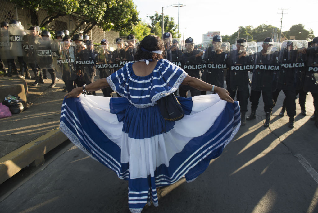 Do&ntilde;a Flor Ram&iacute;rez y su huipil azul y blanco. Foto: La Prensa.