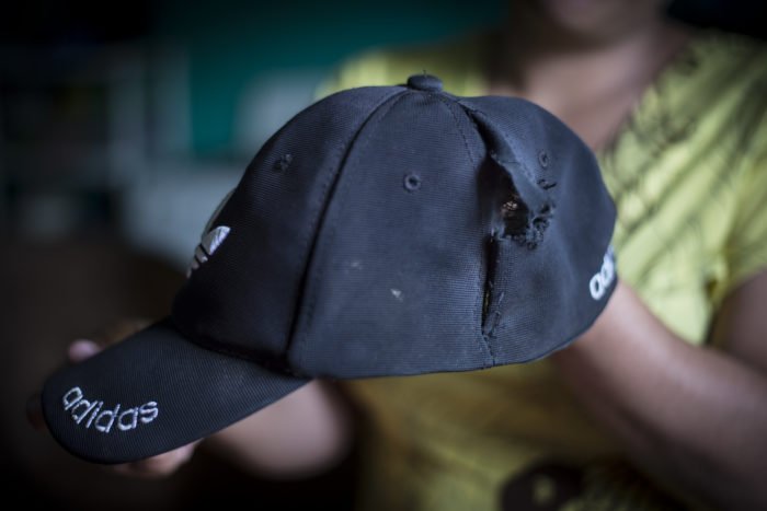 Auxiliadora Cardoze, viuda de Marcelo Mayorga muestra la gorra que portaba su marido y que quedó con el hueco por la bala que impactó en la cabeza de su marido. Foto: Oscar Navarrete/ LA PRENSA.