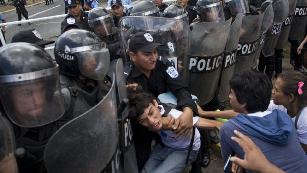Nicaragüenses sufren arrestos ilegales de la Policía orteguista. Foto: Tomada de la web.