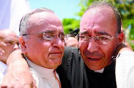 Monseñor Silvio Báez junto al padre Edwin Román, de Masaya. Foto: Cortesía