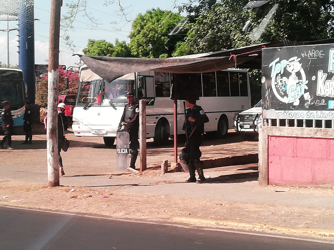 Policía orteguista asedia carretera a Masaya ante llamado a piquetes exprés. Foto: María Gómez/ Artículo 66