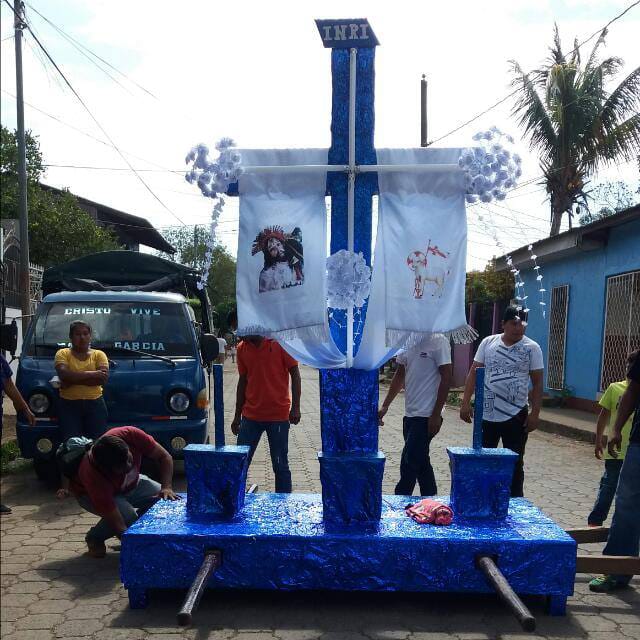 Intentan secuestrarlo por adornar una cruz azul y blanco para la procesión del Santo Entierro, en Monimbó. Foto: Cortesía