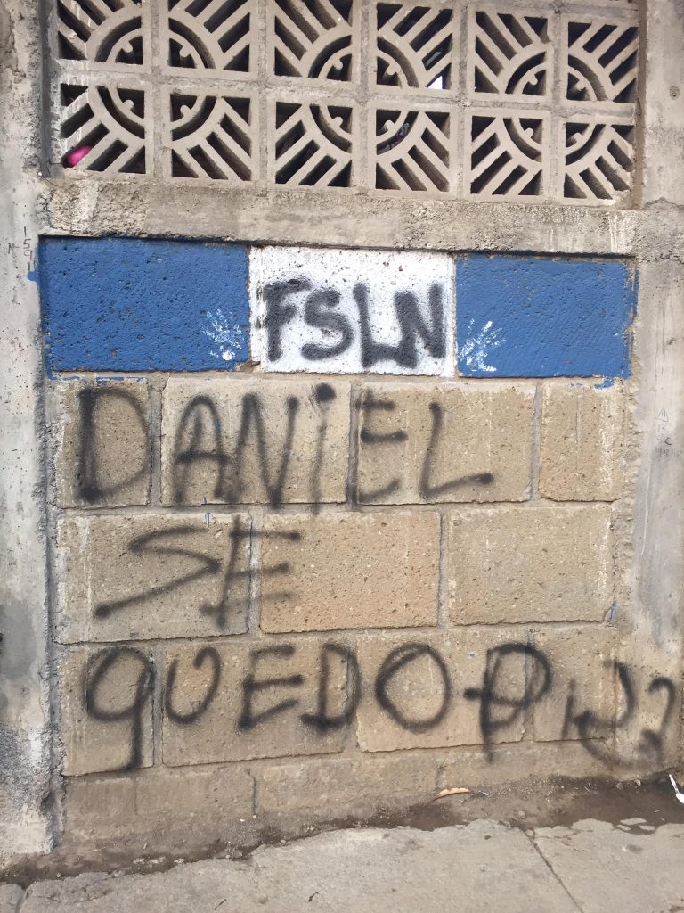 Periodista nicaragüense denuncia que fanáticos orteguistas realizaron pintas intimidatorias en su casa
