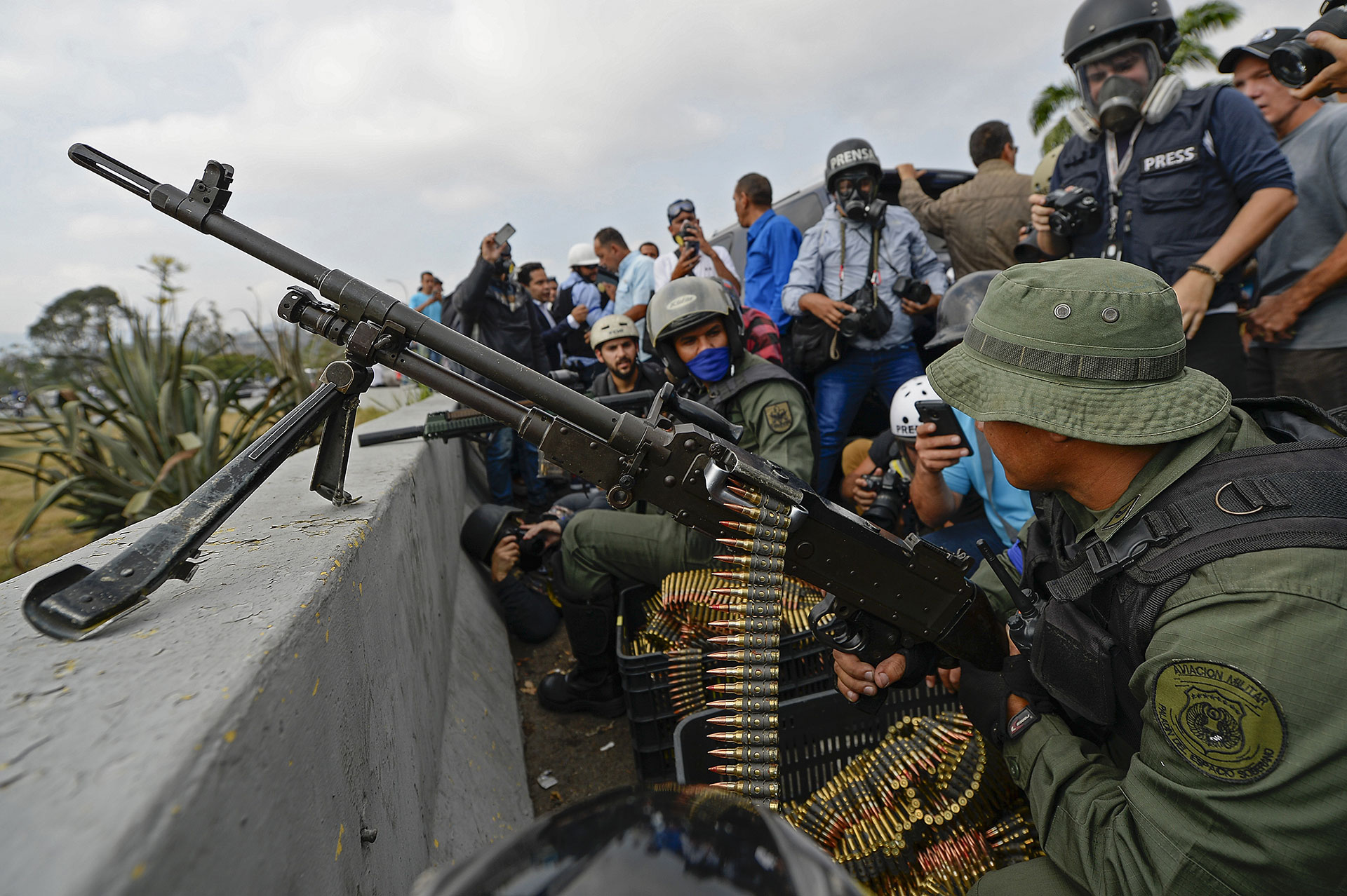 Militares se unen a ciudadanos venezolanos que protestan contra el dictador Nicolás Maduro. Foto: Matias DELACROIX / AFP