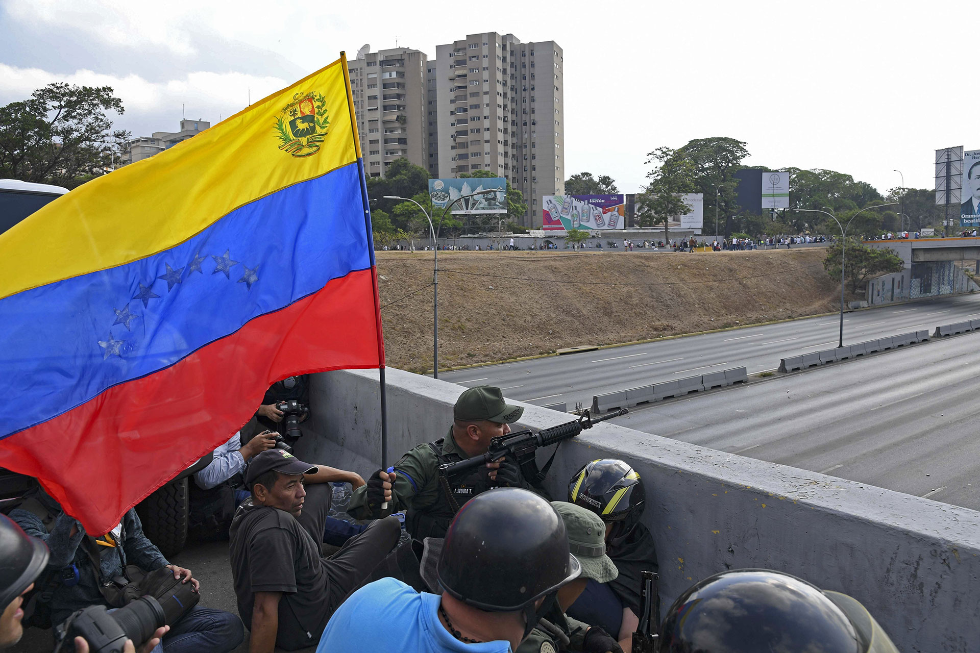 Un grupo de militares venezolanos se unen a los ciudadanos que protestan contra el dictador Nicolás Maduro. Foto: Yuri CORTEZ / AFP