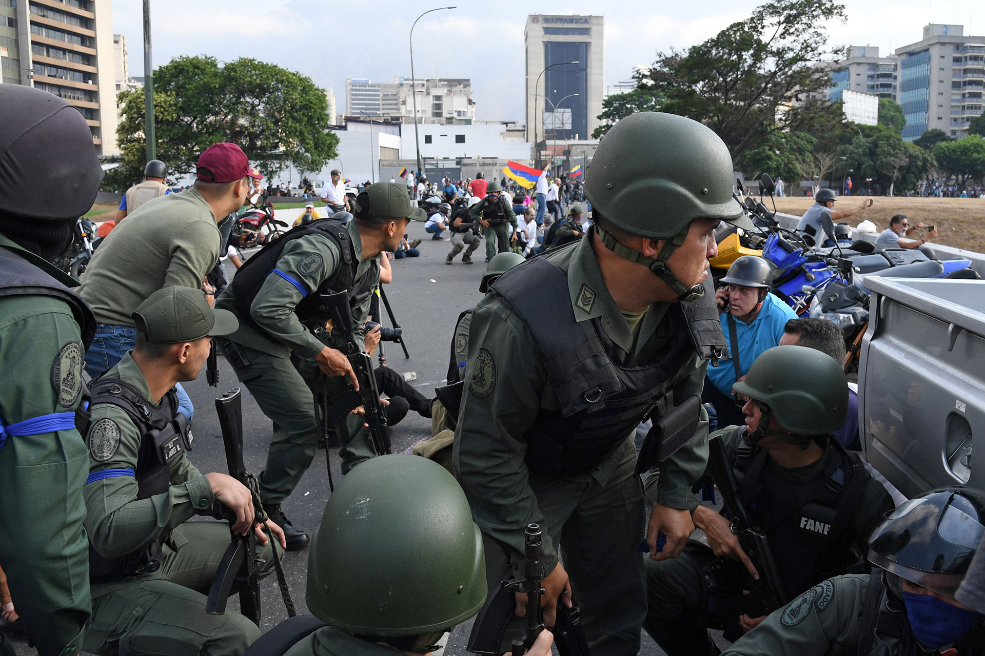 Guardia Nacional Bolivariana se une a los ciudadanos que protestan contra la dictadura de Nicolás Maduro. Foto: Yuri CORTEZ / AFP